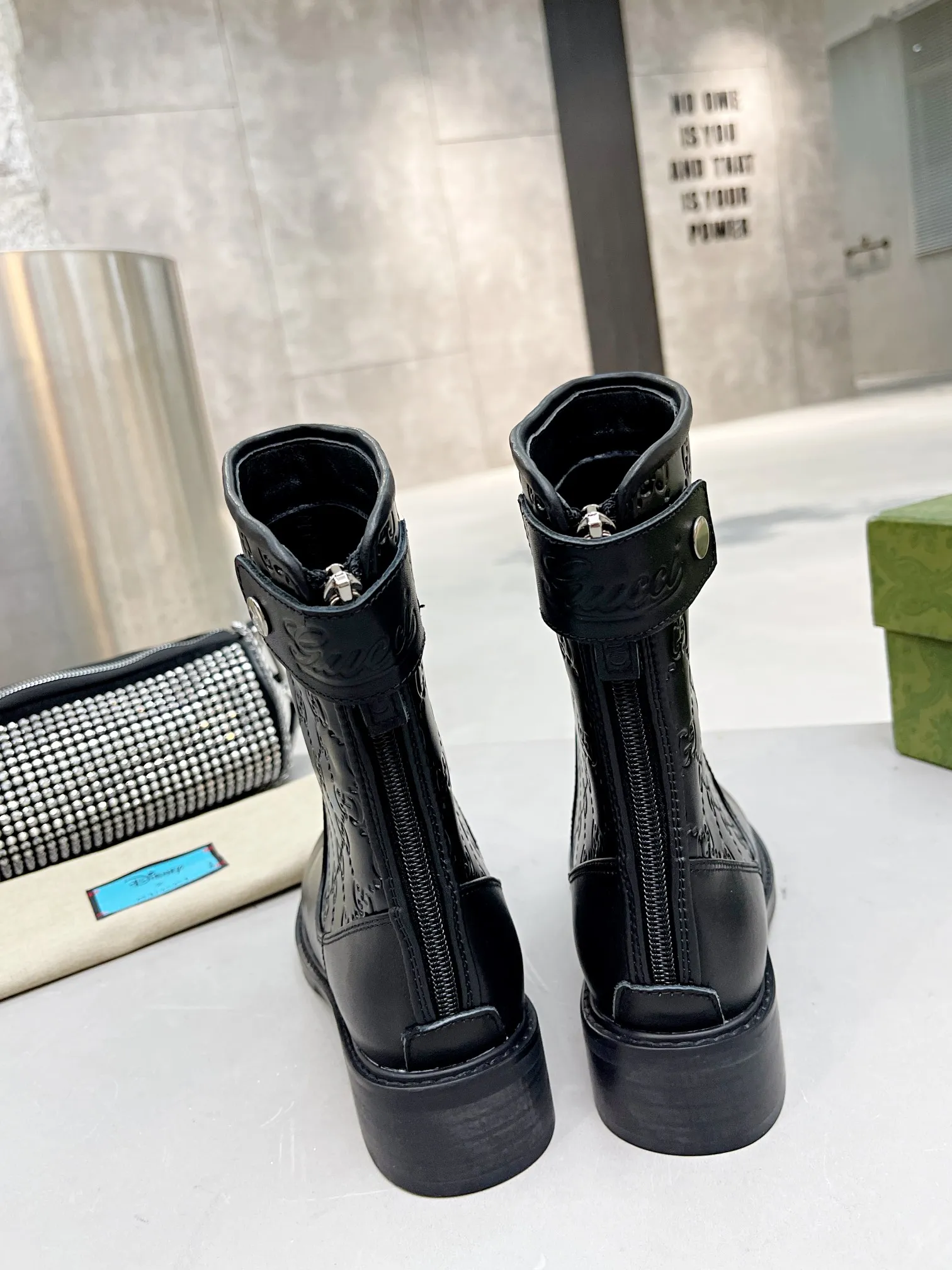 👟👟Ex-factory price 600👟👟 Gucci | Gucci short boots small embossed model ²⁰²¹𝐬𝐬 ⭐️ G home main series classic full cowhide printed embossing original classic never goes out of style 👟👟representative of classic hot style double G embossed As an iconic symbol of the brand with a distinctive style, each logo contains the brand's unique historical heritage and value pursuit, interpreting the fashionable and timeless aesthetic concept with enduring charm. Classic brand logo, brand spirit. ❥Gucci purchasing agent level! Full of high-end feel! This is a popular model among bloggers at home and abroad. It makes your feet look slender. It feels so beautiful on your feet! Upper: Original calfskin Lining: Imported sheepskin lining Outsole: Original molded outsole Shoe shaft height: 25cm Heel height: 4cm Shoe size: 35-39 (34, 40, 41 can be customized) Packaging: Original high-end full set of green packaging